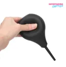 La imagen describe la forma de uso de una pera ducha para limpieza anal