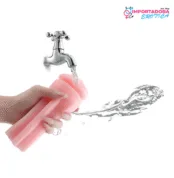la imagen describe explica la forma de asear una vagina masturbadora con vibración