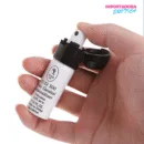 La imagen representa la presentación de un spray stud 100 en mano